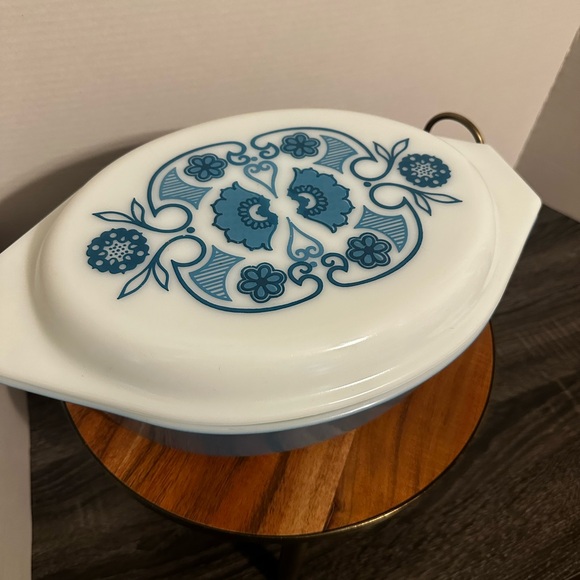 Pyrex White Casserole Dish - Picture 1 of 9